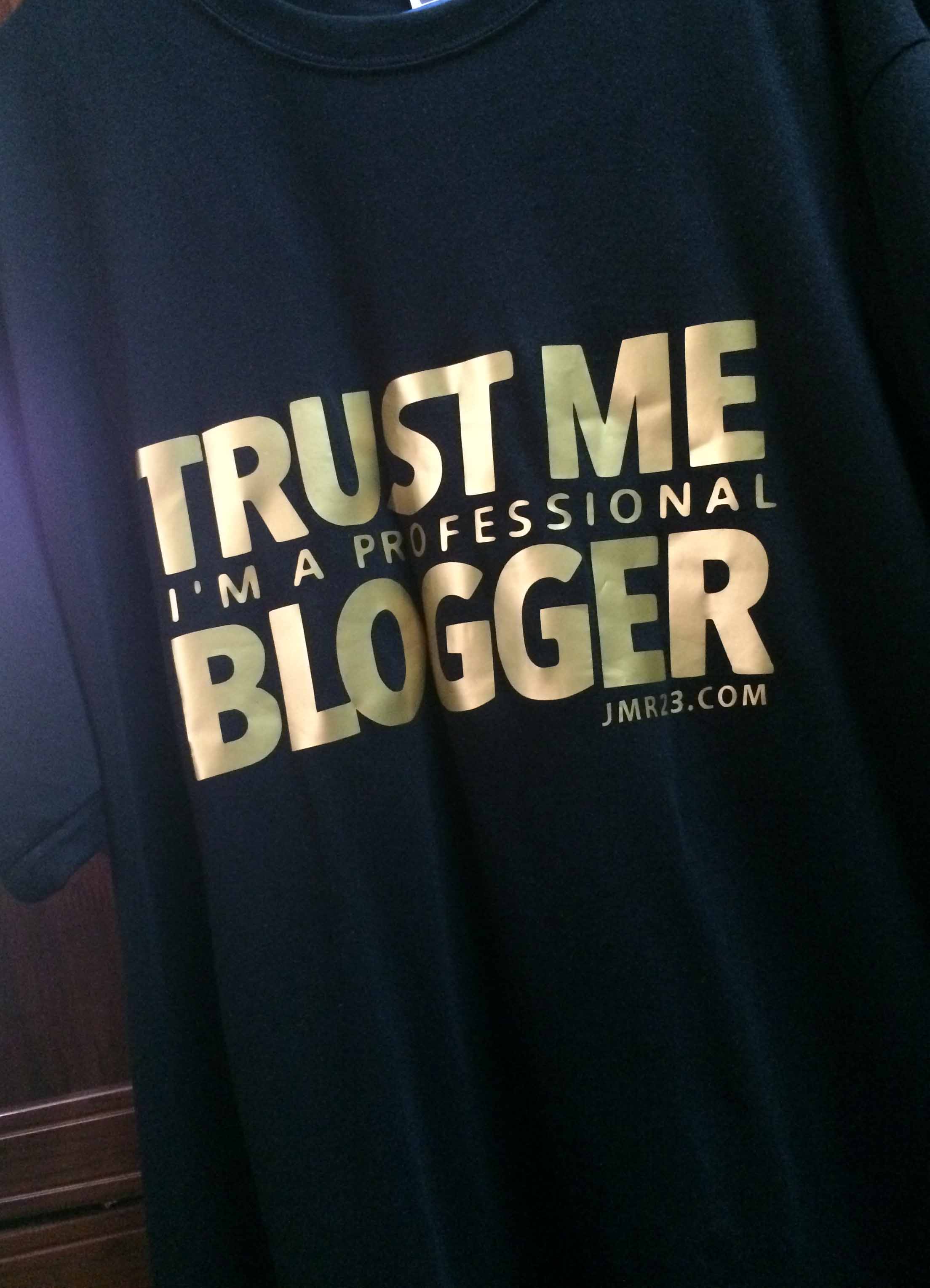 T-Shirt “Trust Me I’m A Professional Blogger”